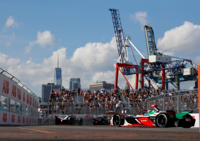 Lucas di Grassi auf dem Podium in New York