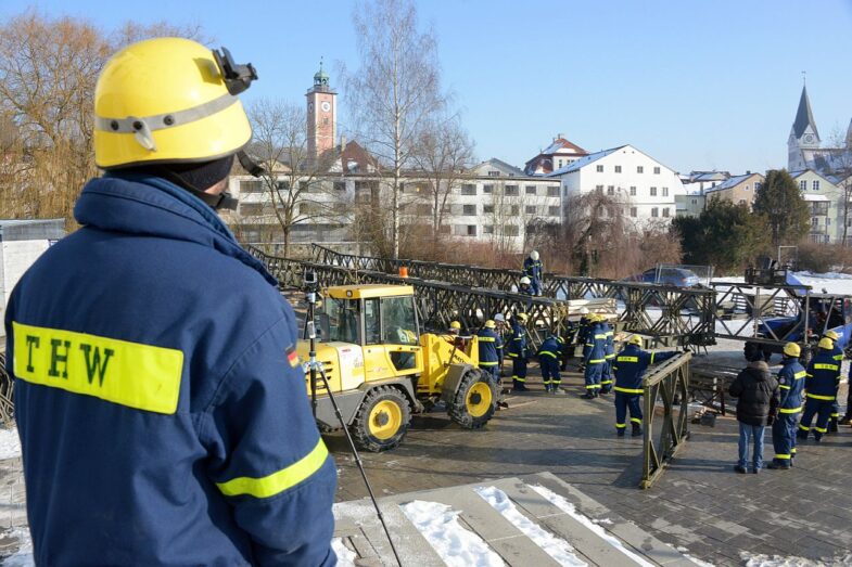 110 Helfer und schweres Gerät unterwegs ins Flutgebiet