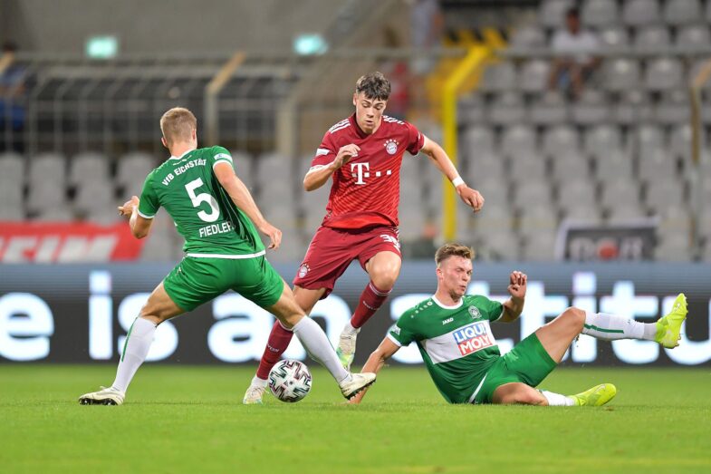 <strong>Kaum zu stoppen</strong> waren für die VfB-Defensive Marcel Wenig und seine Teamkollegen des FC Bayern München II – hier gelingt es Johannes Fiedler (links) und Tobias Stoßberger (rechts). Am Ende aber stand es 6:3. Fotos: Traub