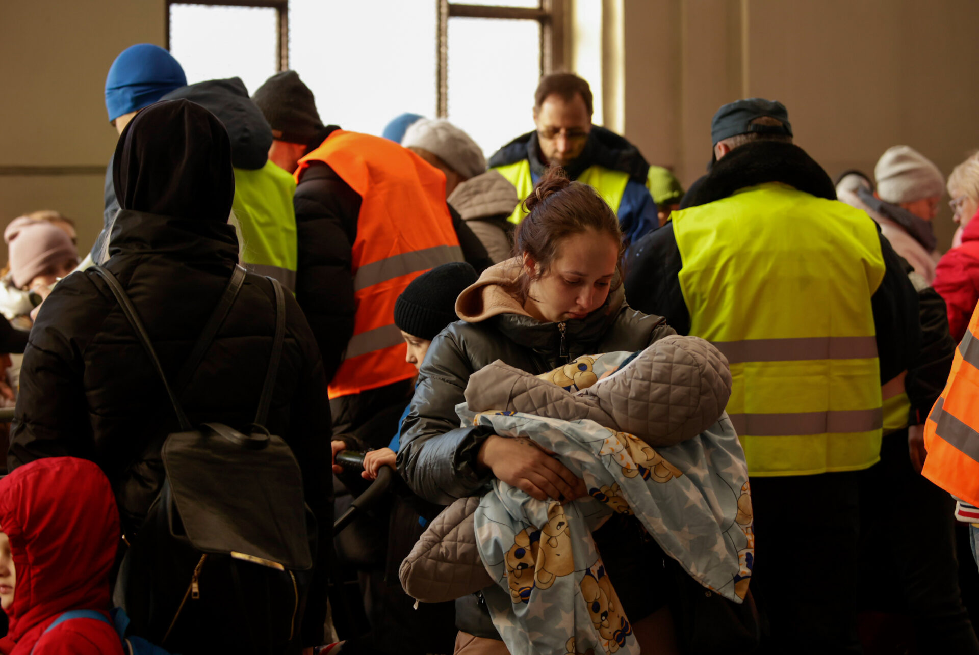Betreuung von Geflüchteten nach der Ankunft am Bahnhof in Lwiw in der Ukraine