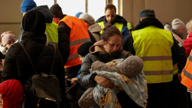 Betreuung von Geflüchteten nach der Ankunft am Bahnhof in Lwiw in der Ukraine