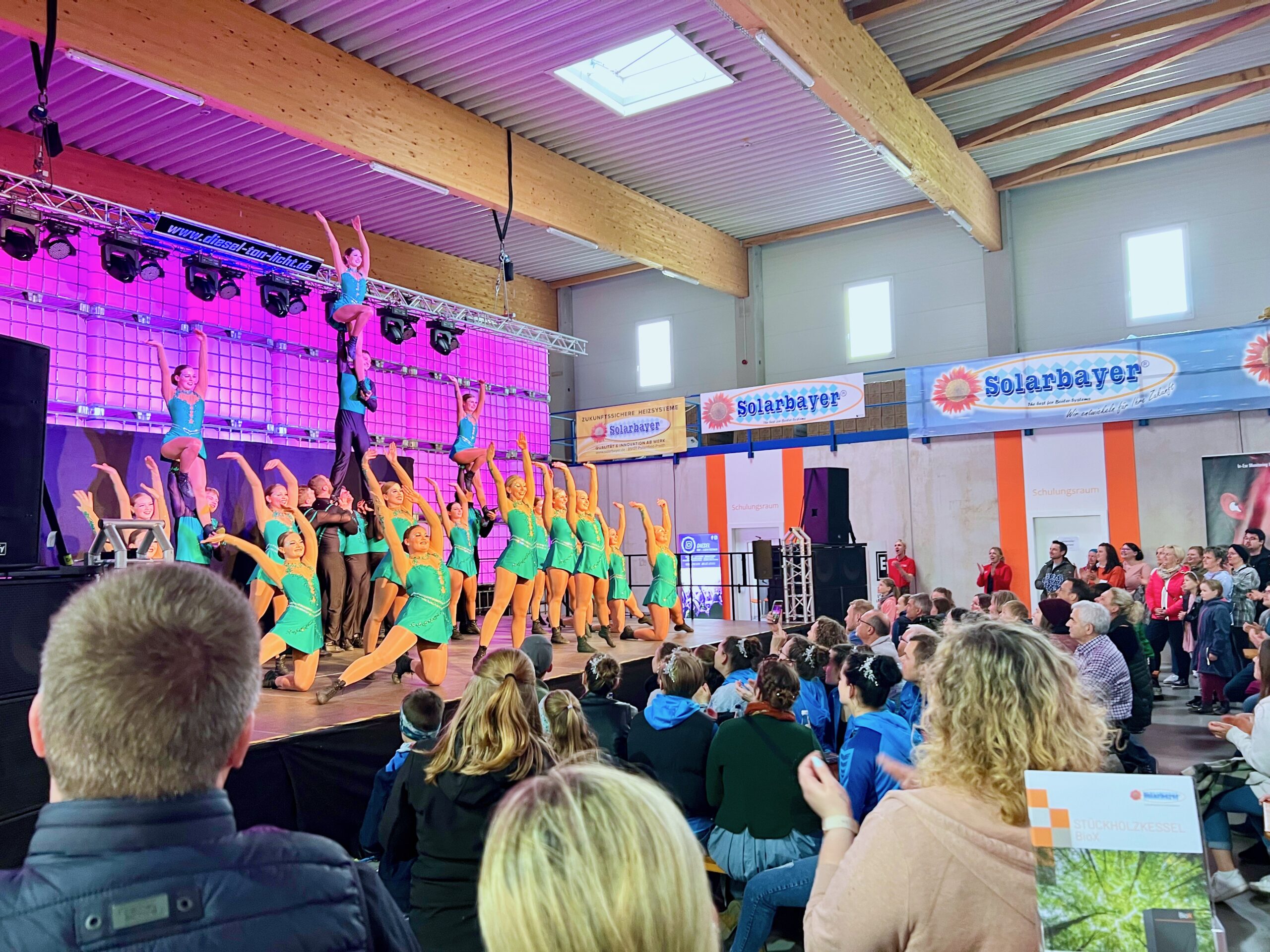 Viel los unter’m Preither Wasserturm: Blick in Klimakammer und Party mit der „schlechtesten Wiesn-Band“